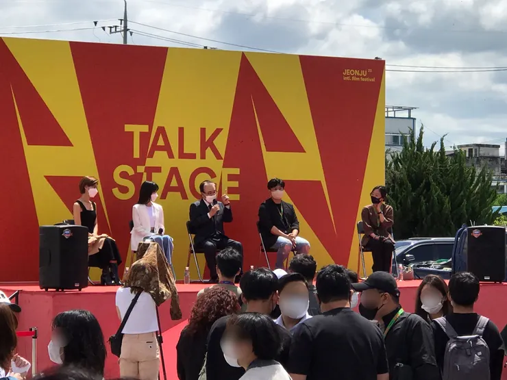 電影《最後的美好時光》位於主場館旁、戶外舞台的小型對談（影展系列活動 시네마,담）