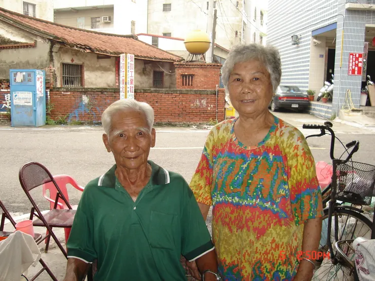 2005.6.5 回路竹綁粽，阿媽與她的大哥。大舅公常騎著單車來找妹妹，右邊為他的腳踏車。外婆家族有長壽基因，她 96 歲，阿祖 97 歲，大舅公 99 歲。