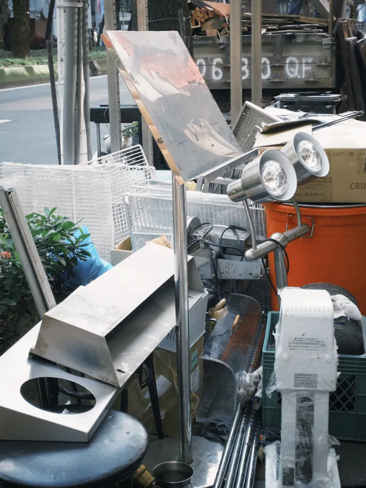 重新裝修的店家，把器具們堆在路上的第七張灰