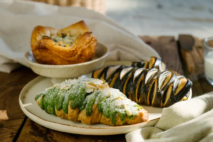 可頌 Croissant 可頌法文為新月之意，是將奶油揉入麵團，經層層重疊烘烤，帶有酥脆口感，外型如彎月。公認是製作難度極高的麵包／圖片來源：學籽文創