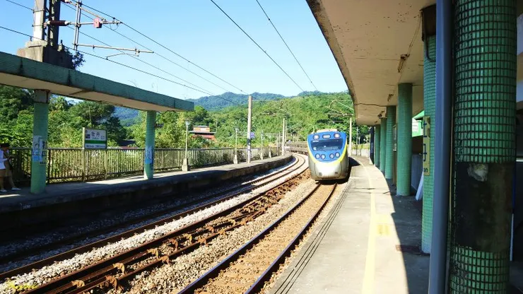 台鐵宜蘭線在牡丹至雙溪間的「牡丹坡」為坡度最大的路段,牡丹車站為了降緩火車行駛的坡度,特別設計「半月型岸式月台」與「120度大彎道」,為著名鐵路攝影景點