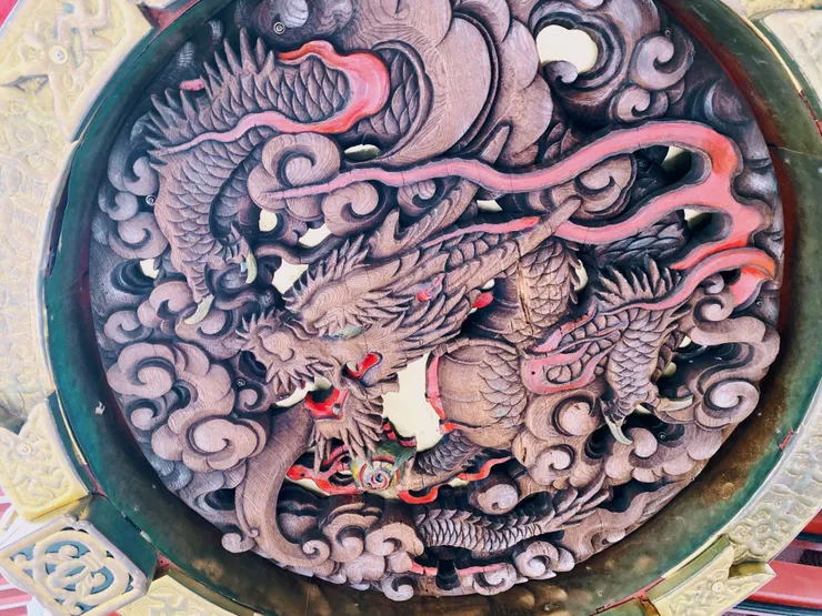 大燈籠的底部有非常漂亮的龍型雕刻