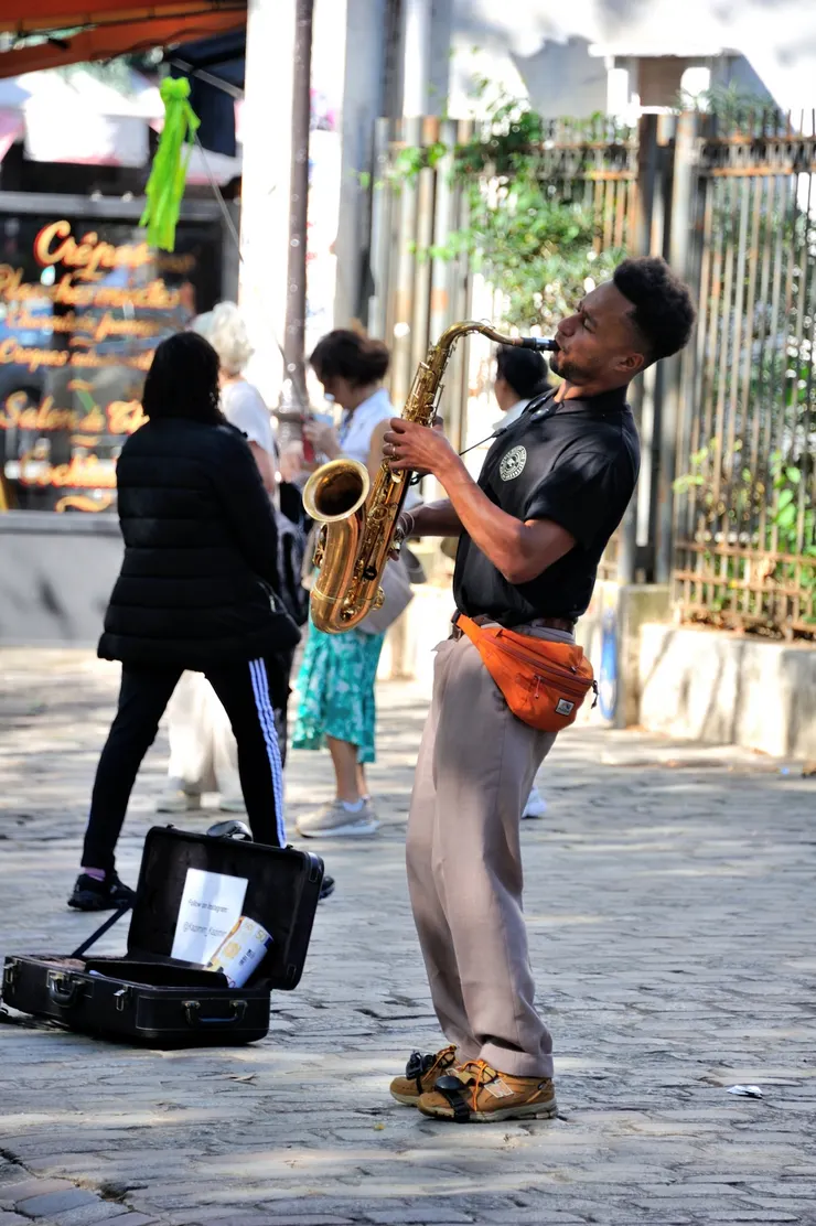 【週邊有藝人獻技愛牆前情侶相擁】