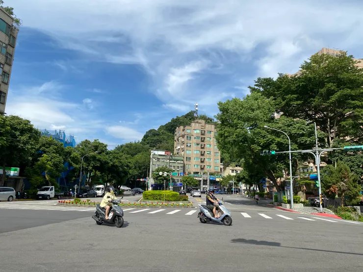 師大分部正門前方開闊的腹地，原有萬新鐵路通過