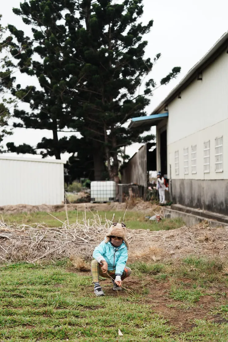 在田裡的孩子。