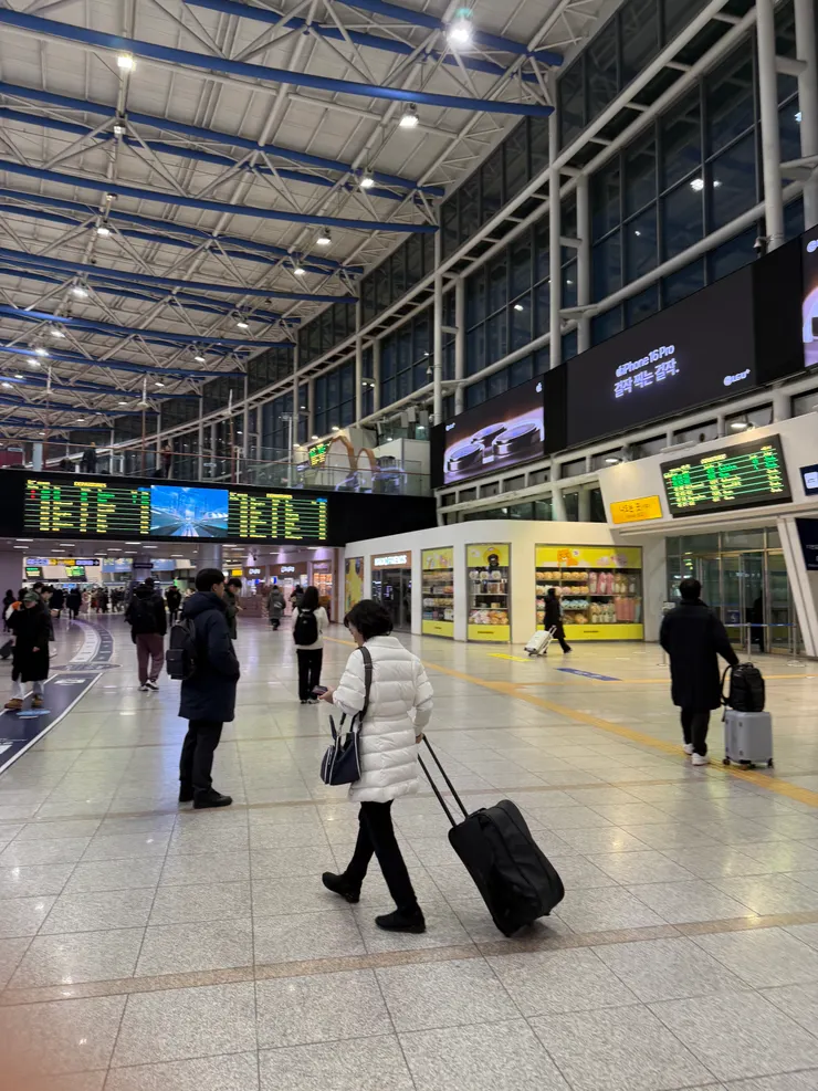 右邊玻璃門進去就可以直接下到月台了