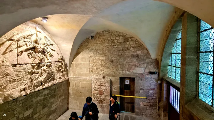 【樓梯間一隅，左側所見浮雕呈現的正是大天使米歇爾（Saint Michel）向阿夫朗什主教奧貝爾顯靈的景象。】