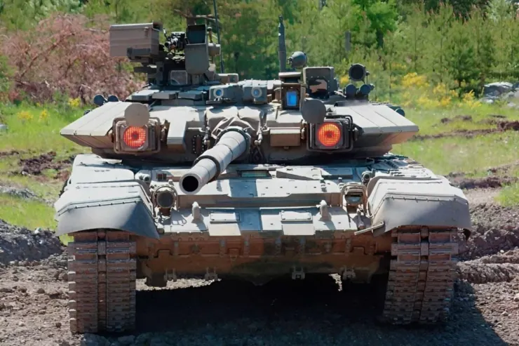 非常有標誌性的軟殺系統、裝置在T-90坦克上的「Shtora-1」在運作時發出紅外線對來襲飛彈進行干擾。(圖片來源：Rosoboronexport)