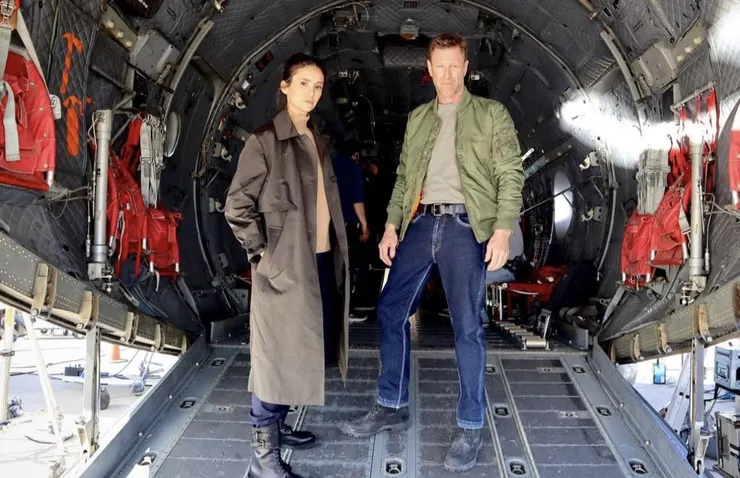 Aaron Eckhart 和 Nina Dobrev 在本片的互動和對話相當幽默且有看頭。（圖／翻攝自IMDb）