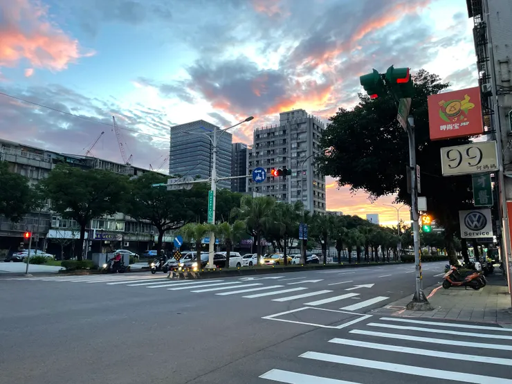 城 市 與 他  都 在 練 習 著 呼 吸 與 等 待
