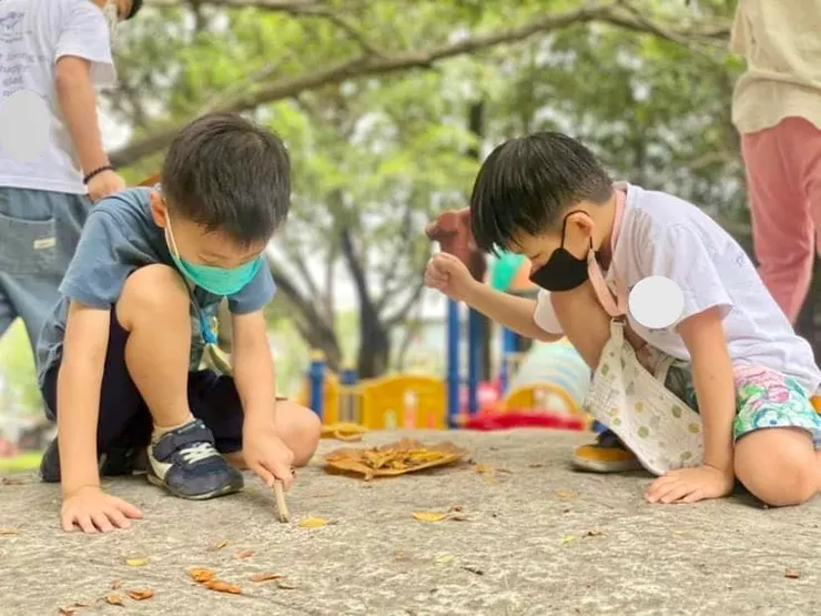 跟佩佩一樣，用了麵包樹葉子作為容器，攪一攪、拌一拌，美味的湯就煮好了！