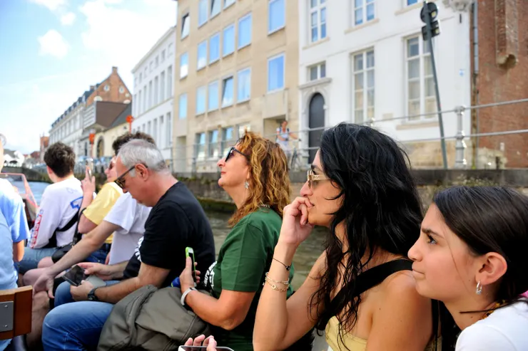 【與修了千年的枕邊人布魯日遊河 美麗希臘母女同船也須百年修得】