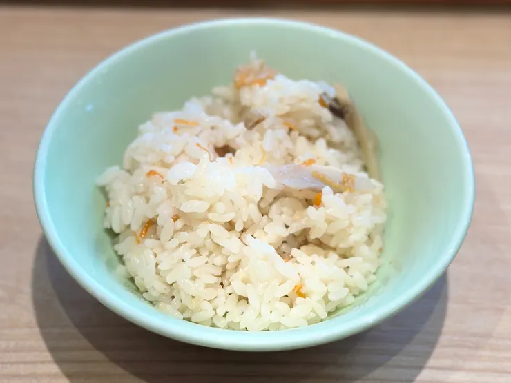 這次的雜炊飯就是傳統的有雜菇、甘筍及芋絲，屬於「有味飯」，但用「炎舞炊煮」煲出來，似乎更加入味。