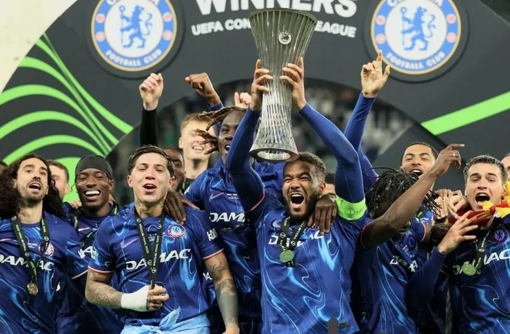 列斯占士代表車路士高舉歐協聯獎歪