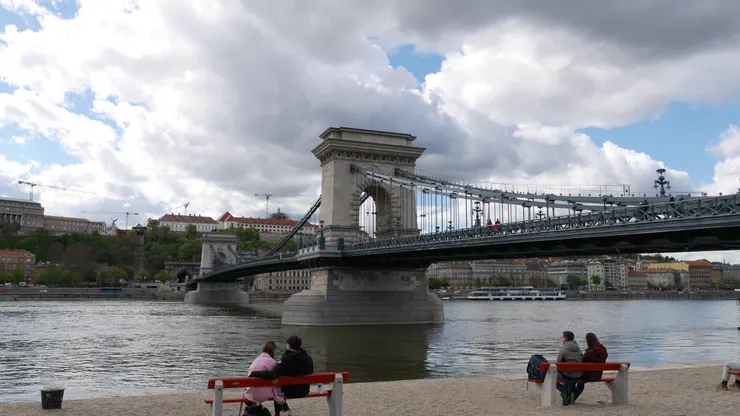 塞切尼鏈橋與悠閒的人們