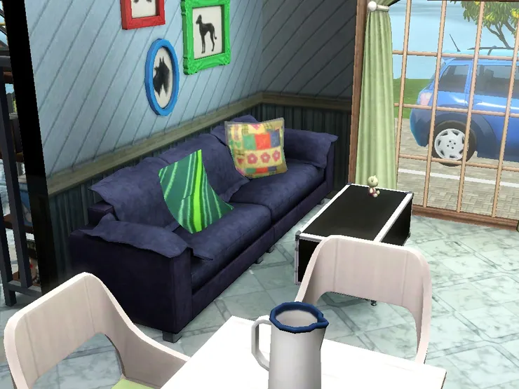 這張墨藍色的沙發除了配合客廳的色調，也很舒適。公子一有空便坐下來看電視。