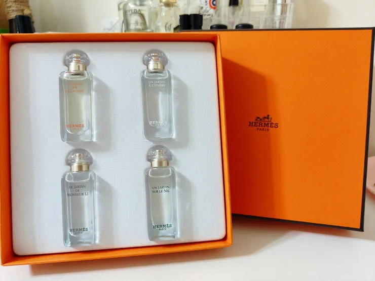 禮盒內為白色內裝，放置四小瓶香水。