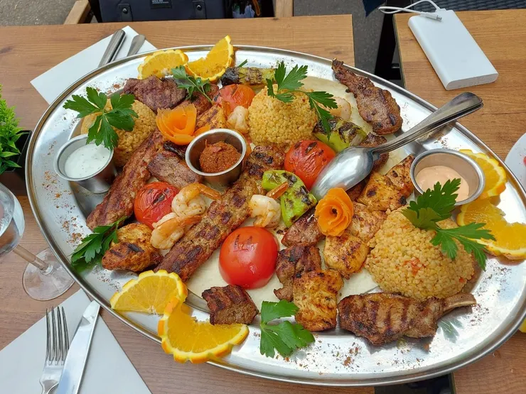 這端上桌的餐點和餐廳門口宣傳的相片沒有差別，3個人努力吃，算是彌補了五臟廟，餐點算是好吃，就是分量多了些！