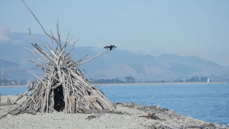 許多行人就地取材石頭、枯木做藝術創作，其中又以這座小屋的完成度最讓人嘆為觀止。