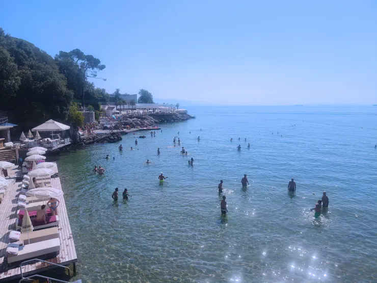 奧帕蒂亞海濱大道沿路都是戲水人潮