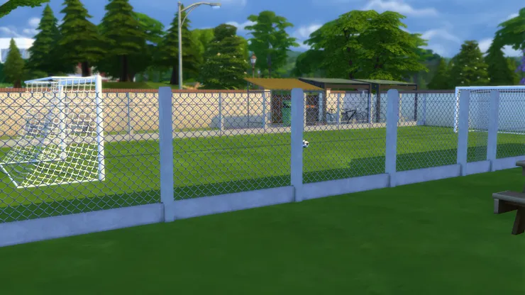 足球場四周都圍了鐵絲網，不怕吃到「波餅」。