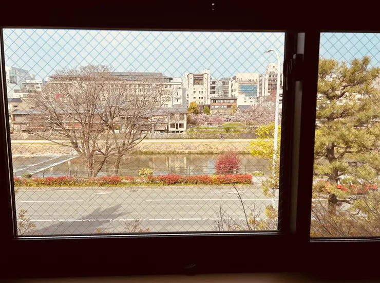 下榻的旅館給了面鴨川一側的房間，運氣頗好