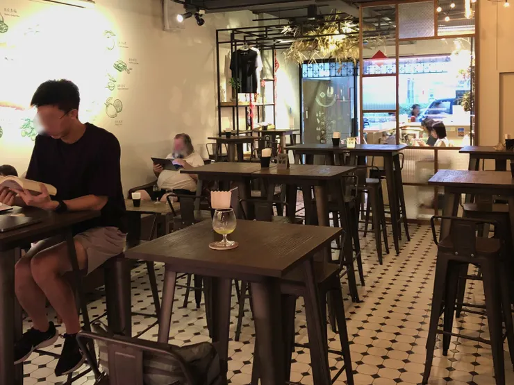 在學吧精釀，你可以一邊喝酒一邊自在地做自己的事