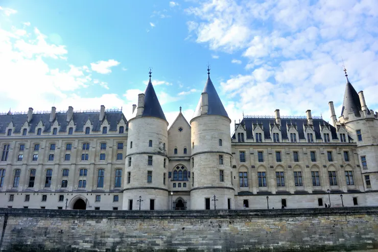 【船行河中左顧右盼指點建築橋樑！西堤島上的巴黎古監獄（Conciergerie）！】