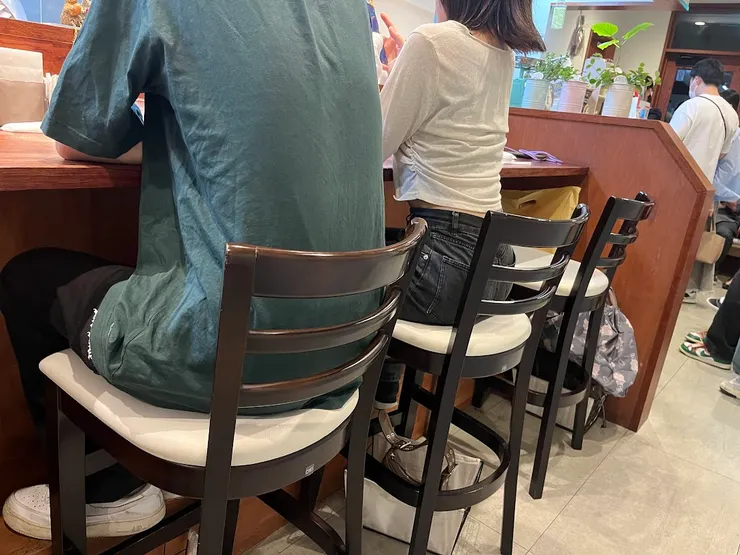 吧檯高腳椅區前面還有一塊可以踩，坐起來蠻舒服的，椅子底下還有一個置物籃可以放包包。