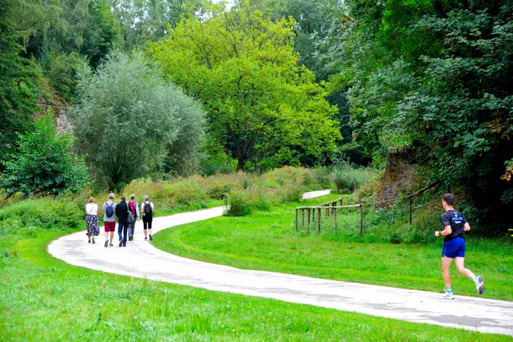 【河流草地池塘森林與沃邦城堡 有兒童嬉戲市民慢跑綿羊吃草】