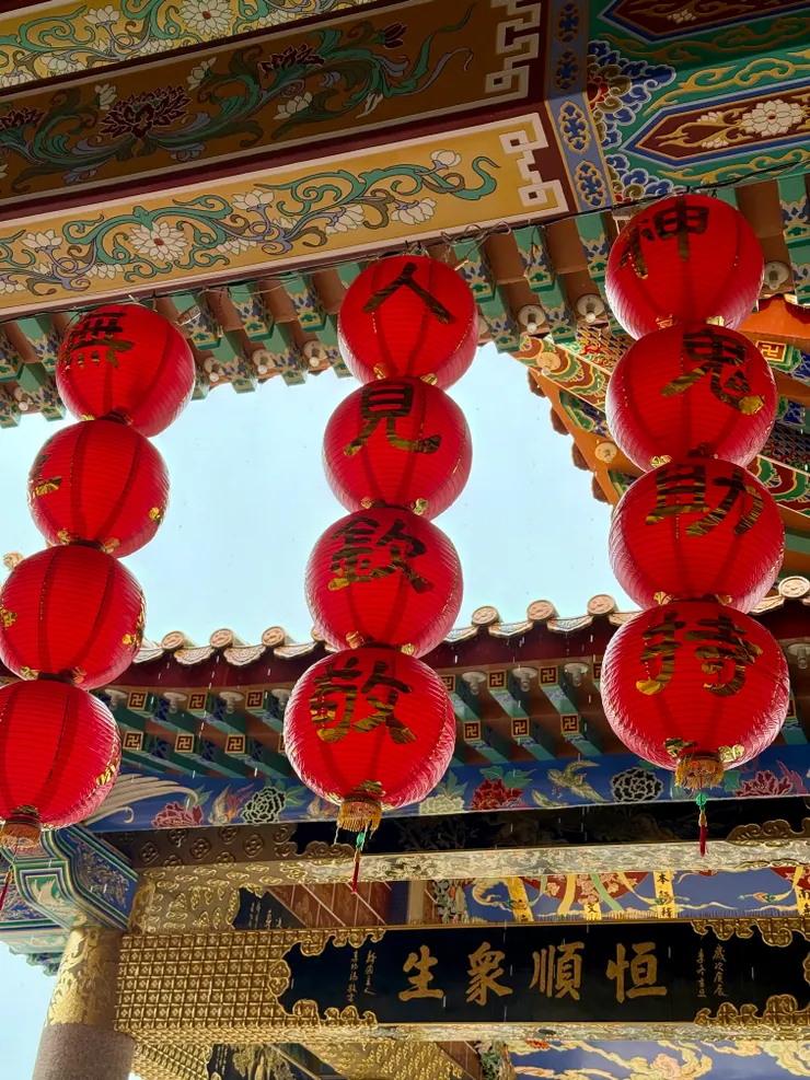 特別喜歡長廊上這些紅色燈籠的掛飾，有種平安祥和的感覺。