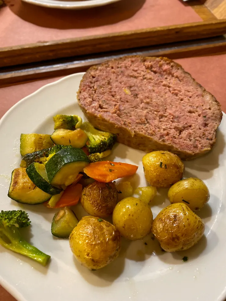 這是我當晚點的菜色,一塊大塊的牛肉,和一些烤馬鈴薯與時蔬。