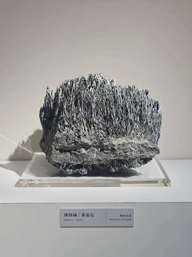 輝銻礦、重晶石(羅馬尼亞)