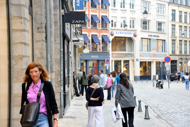 【吃飽後繼續漫遊，ＬＶ過門不入。】