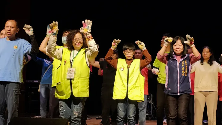 新北市社會局副局長吳淑芳和社團法人中華民國天愛志工協會理事長項慧寧一同上台帶動唱。社團法人中華民國天愛志工協會/提供