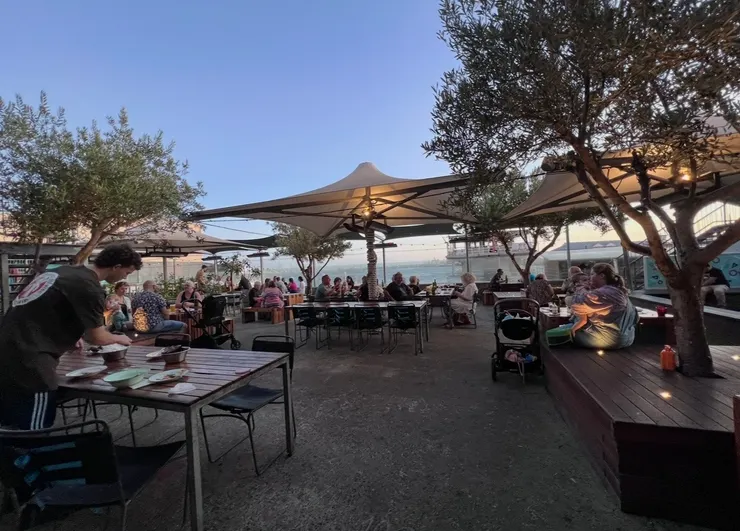 戶外用餐，很開心也很享受