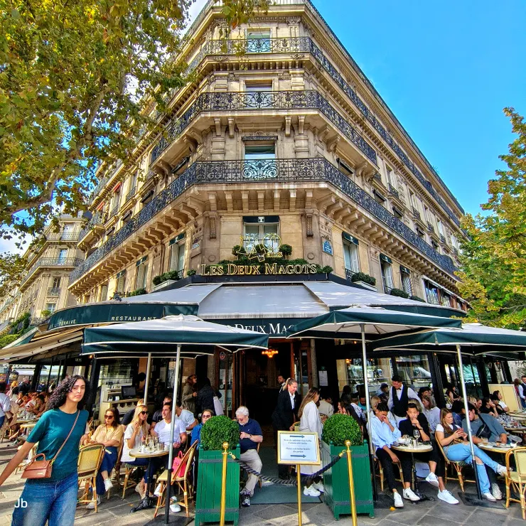 【又打著名的雙叟咖啡館（Les Deux Magots）、花神咖啡館（Café de Flore）走過，看人滿為患，又飽著肚子，便没進去。】