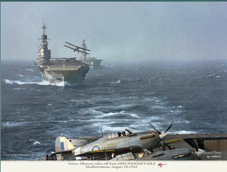 8月12日，從勝利號上拍攝的英國航空母艦編隊，遠處是正在放飛劍魚的不撓號，鷹號航空母艦則在最後。