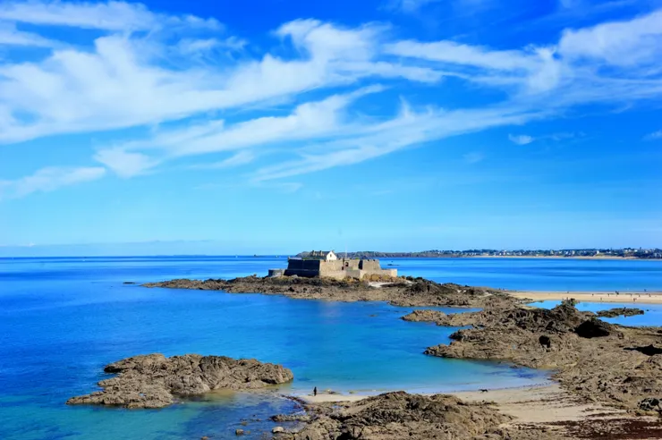 【位居防禦最前端的國家堡，很吸引遊客目光，它於17世紀建在一座潮汐島上，退潮時才走得過去。】