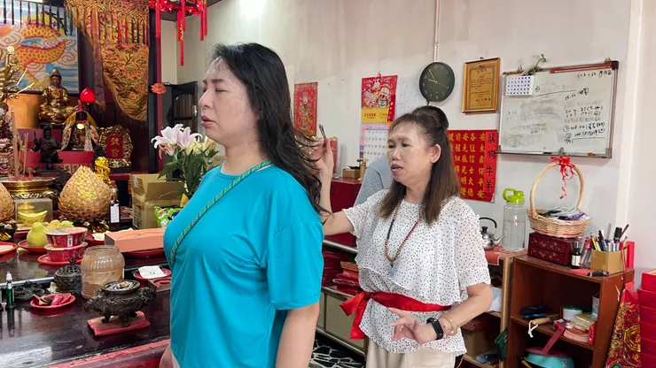 圖：收驚的過程示意(非本人)