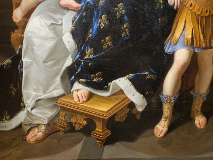 深藍絲絨，涼鞋上裝飾著彩色寶石。