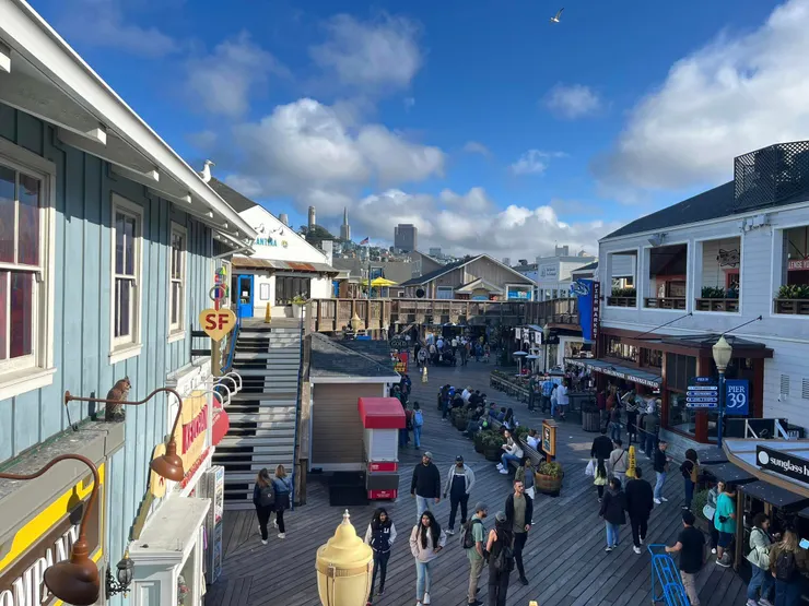 人還是很多，卻覺得有點蕭條