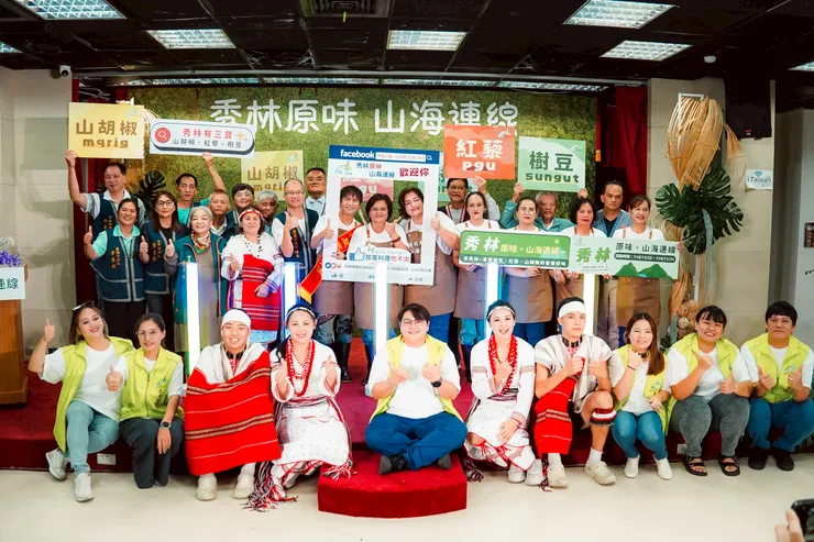 花蓮秀林鄉長官嘉賓與推廣大使王宏恩合影