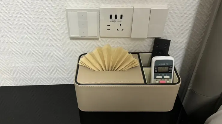 床邊的接頭也有USB插槽，不會有轉接頭的問題