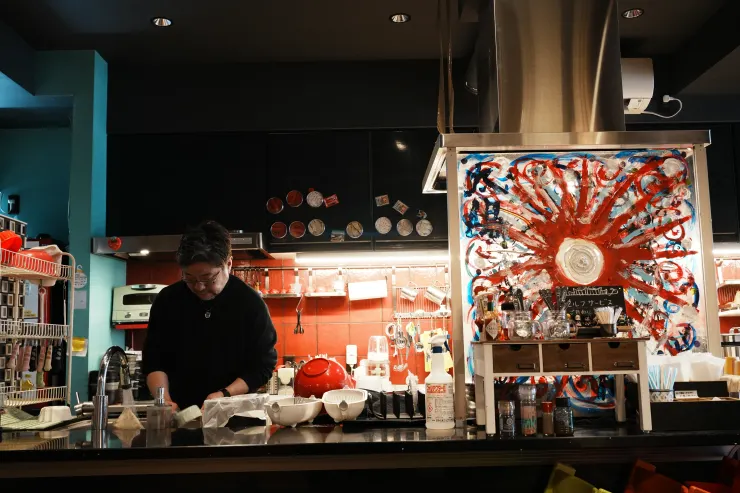 準備餐點中的老闆。