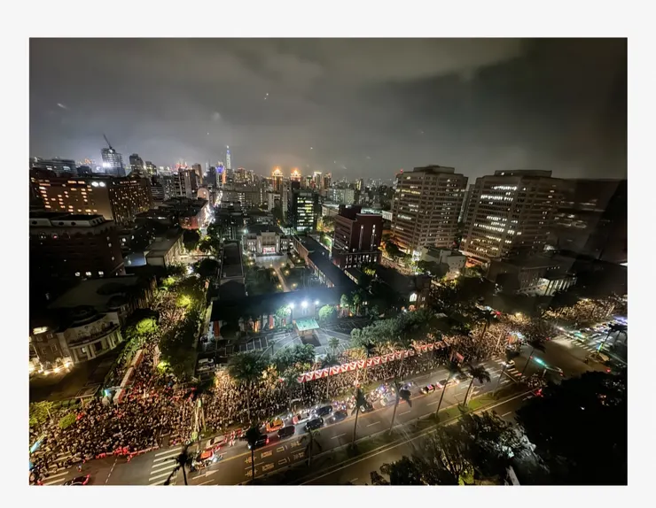 取自〔聯合新聞網〕報導5月24日晚間10萬群眾聚集