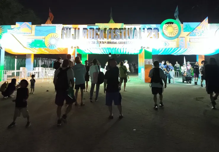 踏進這道門，早上九點到凌晨五點都有場次讓大家嗨~