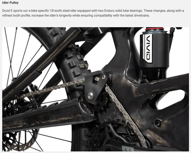 High pivot高轉點避震幾何,有助吸震、穩定性與後輪軌跡優化,也搭配 idler pulley(導輪) 減少鏈條牽扯。因 DJI Avenox 馬達所產生的強大扭力, 採用為EMTB設計的 18 齒鋼製導輪,內部搭載兩顆 Enduro 固態潤滑培林。加上經過優化的齒形設計,不僅提升了導輪的使用壽命,也確保其與最新傳動系統的相容性。