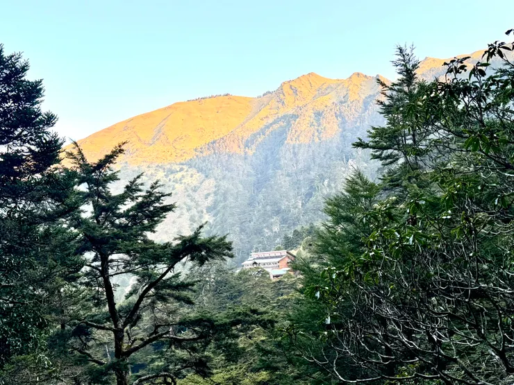 清晨出發，回望有金山為背景的天池山屋。