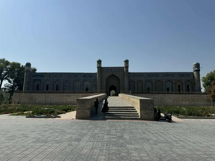 可汗王宮外觀很美,可惜剛好大背光,照片拍不出來